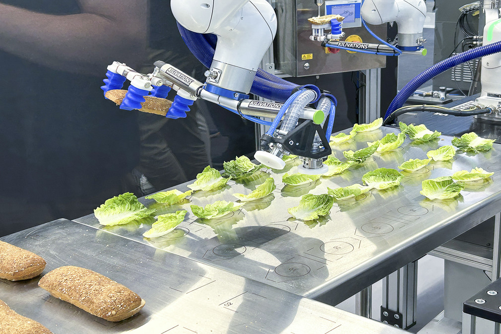 The flow gripper SCG uses air cushions to lift the delicate lettuce leaves and places them on the sandwich.