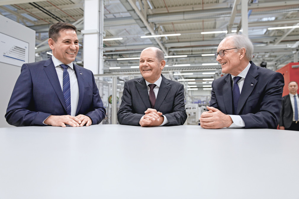 Во время визита Олафа Шольца (в центре) д-р Курт Шмальц (справа) и Андреас Бойтель желают смены направления экономической политики.