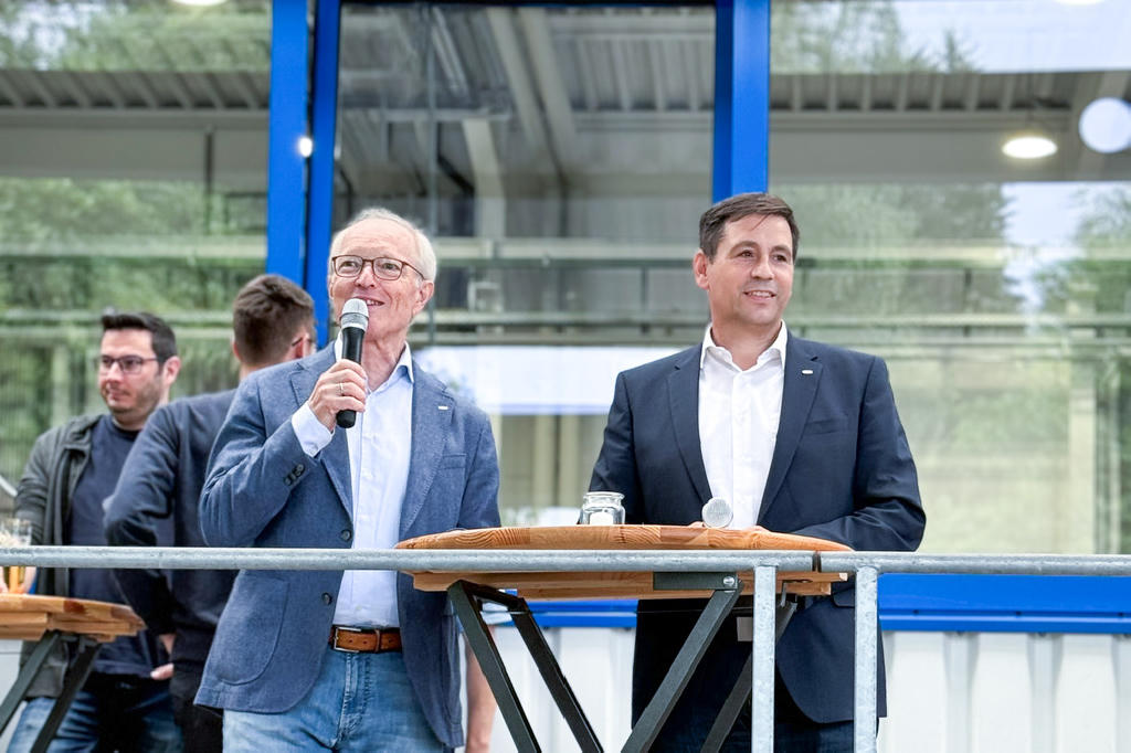 Die Geschäftsführung, Dr. Kurt Schmalz (links) und Andreas Beutel (rechts), stimmen die Mitarbeitenden auf das Sommerfest und die zweite Jahreshälfte ein.