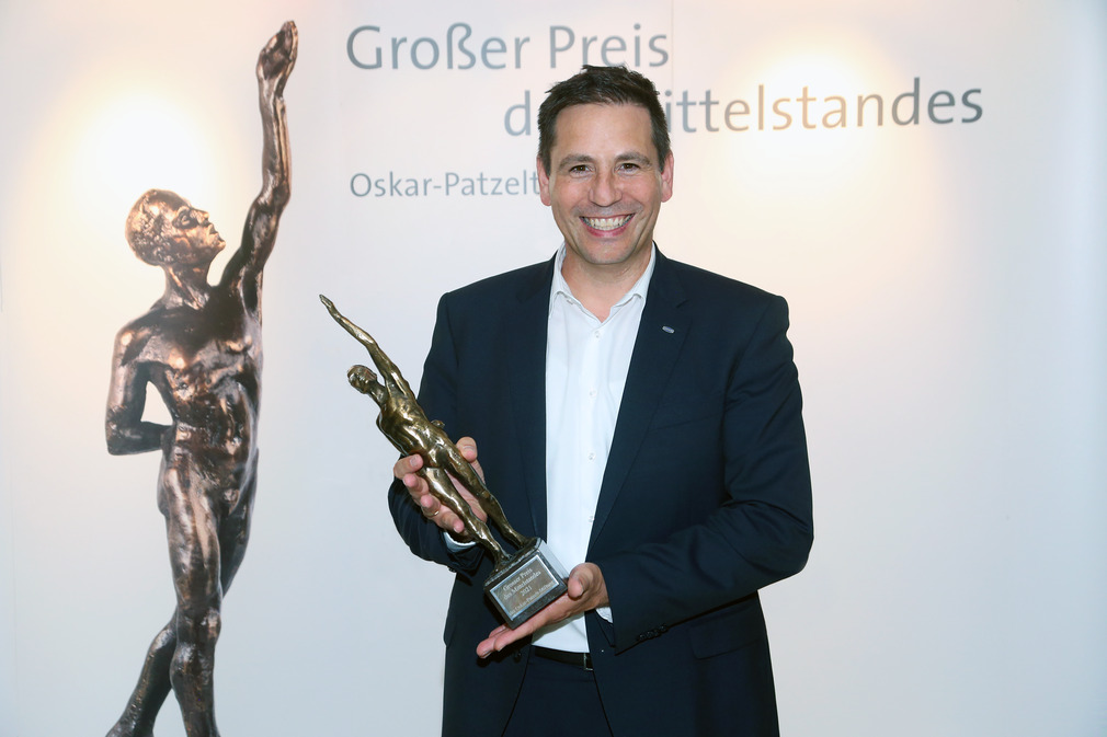 This is what (proud) winners look like: Schmalz Managing Director Andres Beutel accepts the trophy.