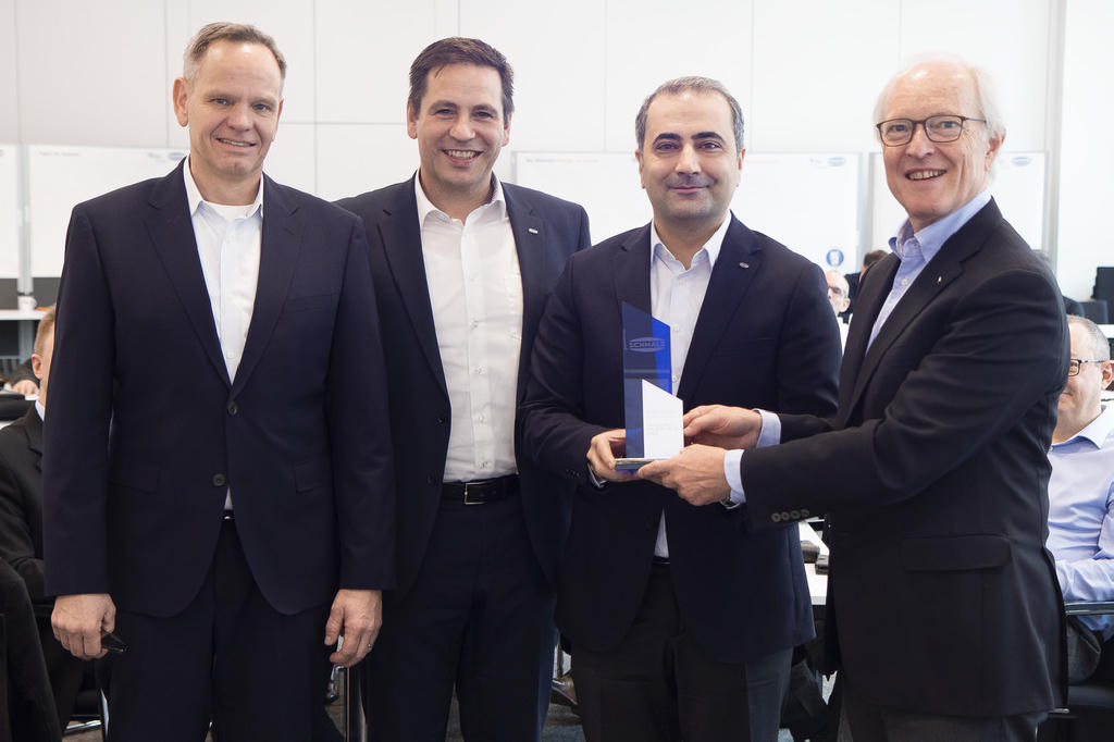 From left to right: Thomas Lichtenberger (Head of Sales), Andreas Beutel (Managing Director), Tahir Kavak (Managing Director Schmalz Turkey) and Dr. Kurt Schmalz (Managing Partner) at the presentation of the "Company of the Year" award.