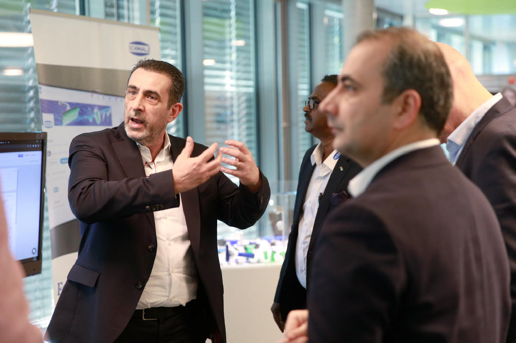 The managing directors of the international Schmalz companies share their experiences in Glatten.