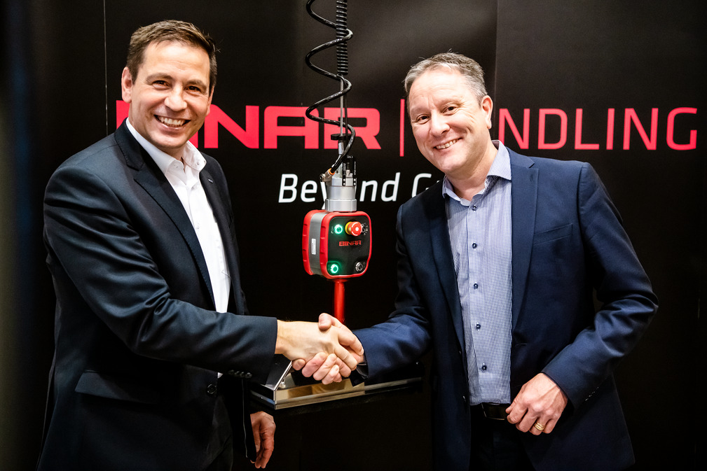 Schmalz Managing Director Andreas Beutel (l.) and Binar Handling CEO Mattias Lindh.