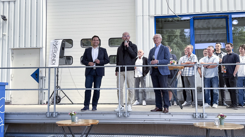 Managing Directors, Dr. Kurt Schmalz (right), Dr. Johannes Schmalz (middle) and Andreas Beutel (left), get the employees in the mood for the summer party and look forward to the upcoming events with motivation.