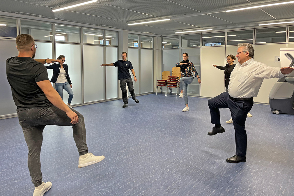 Die Schmalz Mitarbeitenden beim Brain Fit – effektive Übungen halten fit und sorgen für Konzentration.