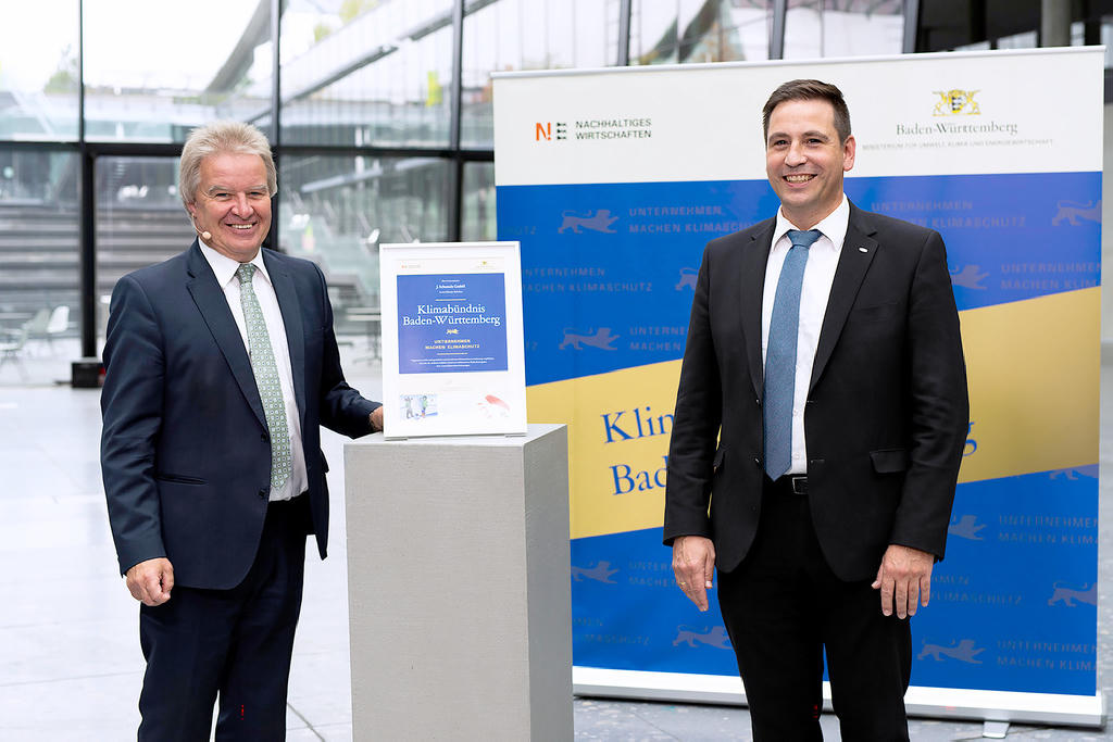 Franz Untersteller, State Minister of the Environment, Climate Protection, and the Energy Sector in Baden-Württemberg (left), presents Andreas Beutel, Managing Director of J. Schmalz GmbH, with a certificate of membership of the Baden-Württemberg Climate Alliance.