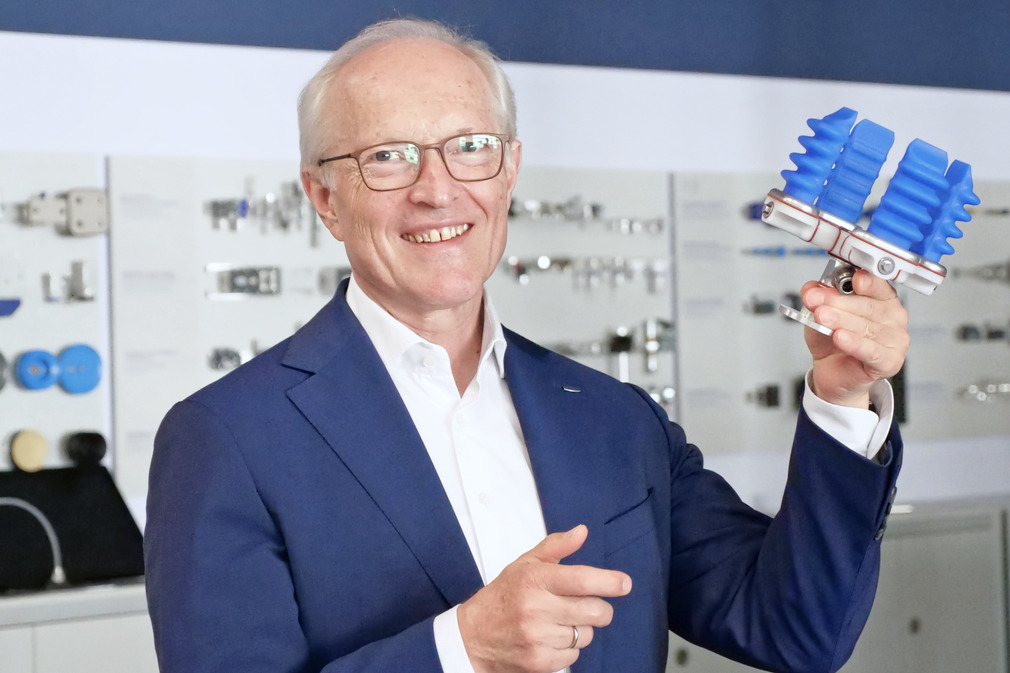Dr. Kurt Schmalz, Managing Partner of the Schmalz Group, presents one of the new finger grippers from the mGrip product family.