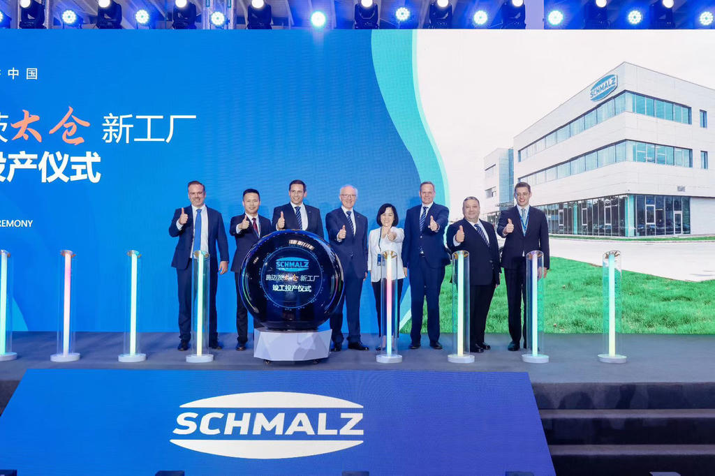 Ceremonial opening of the new headquarters of Schmalz China in Taicang (from left to right): Maximilian Butek (Managing Director of the German Chamber of Commerce in China), Zhang Zhan (Deputy Mayor Taicang), Andreas Beutel (Managing Director), Dr. Kurt Schmalz (Managing Partner), Mao Yaping (Committee Member of the City Party Committee and Chairwoman of the Party Working Committee of the Taicang High-Tech Zone), Thomas Lichtenberger (Head of Sales), Kaan Guclu (Managing Director Schmalz China) and Lukas Meyer (Deputy Consul General of the FRG in Shanghai).