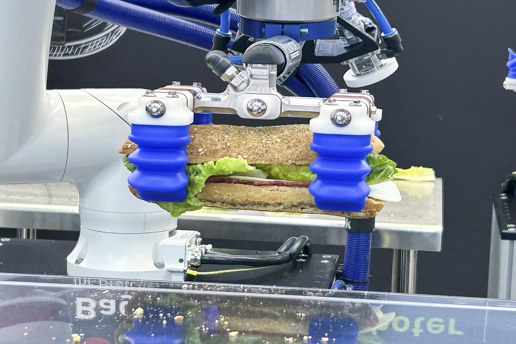 Sausage, cheese, salad - the finger gripper mGrip hands guests their individually topped sandwich.