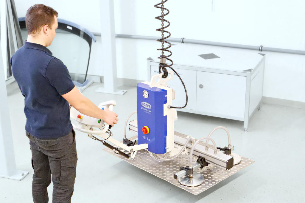 Skilled workers move large and flat workpieces weighing up to 750 kilograms very energy-efficiently with the VacuMaster Comfort.