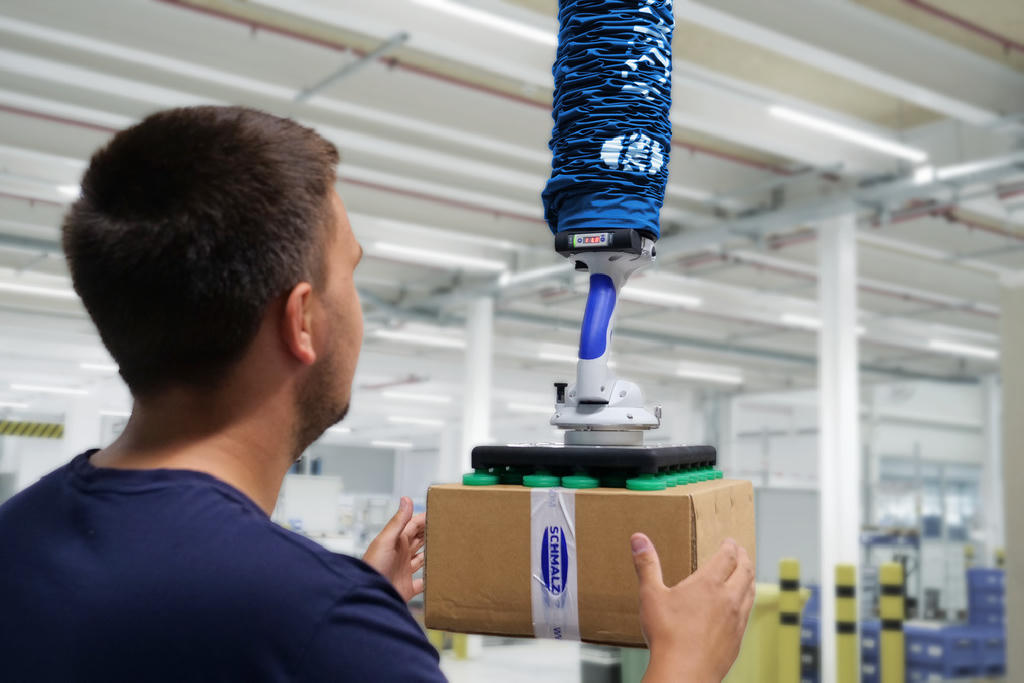 JumboFlex Weight-Control has a load cell in the lifting unit that measures the weight of the suspended load during the lifting process and shows it on a display on the control handle.