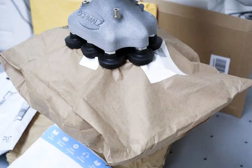 Workpieces with uneven contours are no problem for the FSGC bellows suction cup. It effortlessly lifts cardboard, shipping bags, paper and plastic bags.