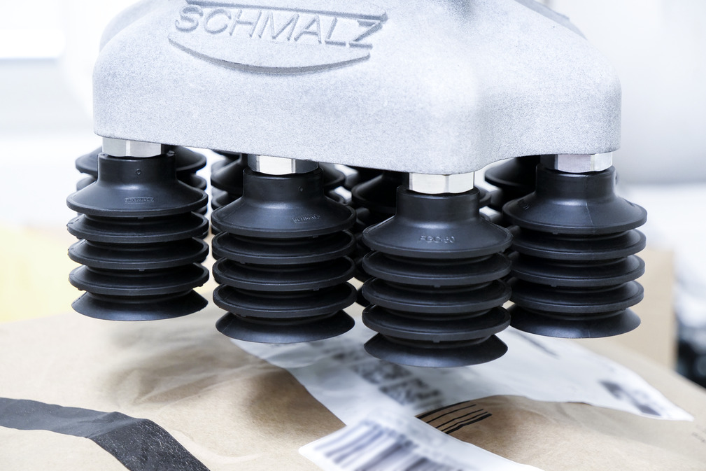 The new bellows suction cup FSGC adapts optimally to different workpiece contours and different packaging materials.