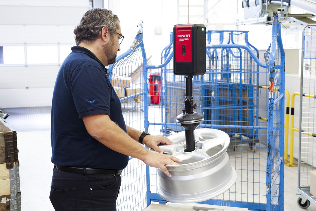 The NEO 30 rope balancer responds directly to the worker's hand movement, thus supporting the lifting and lowering of loads weighing up to 30 kilograms.