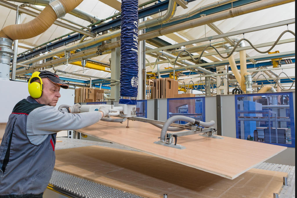 Capron uses the vacuum tube lifter JumboErgo to load the nesting machines.