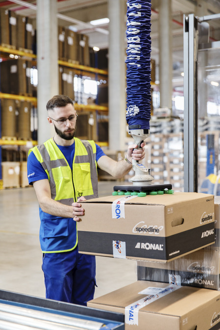Paketlemenin ardından taşıma gerçekleşiyor ve burada da Schmalz’ın çok tutuculu JumboFlex’i RONLOG çalışanlarını rahatlatıyor.