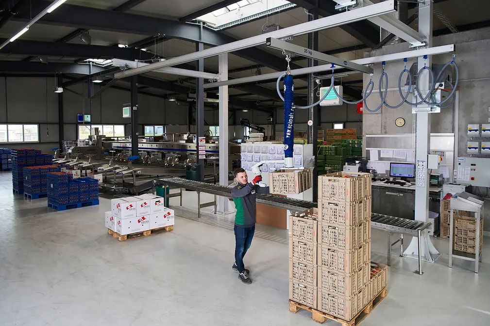 Thanks to the one-hand control, one hand is free to lead and accurately position the load.