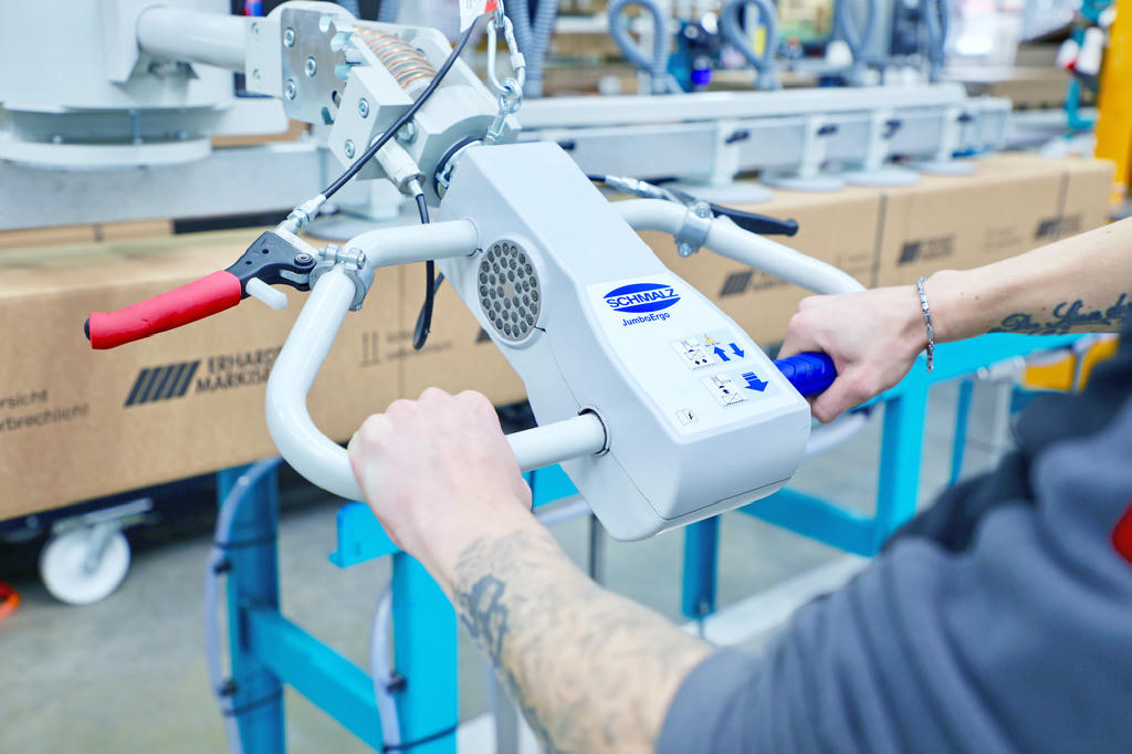 The twist grip on the JumboErgo is designed to operate like a motorcycle gas grip. High stacking heights are no problem with the movable operator handle.