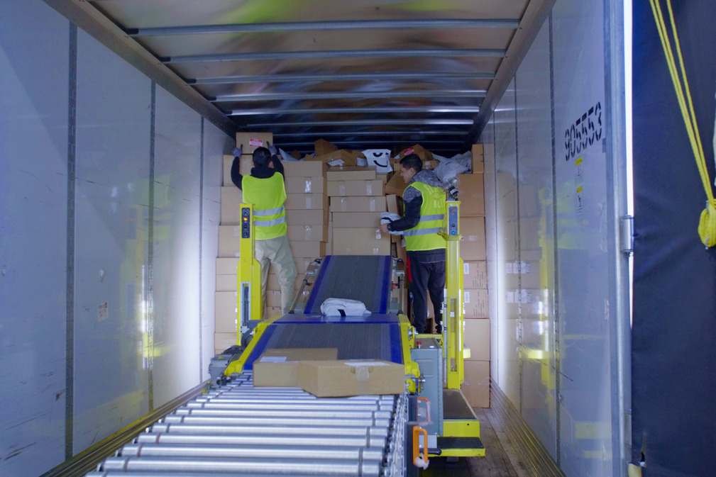 Bis zu 2.000 Pakete können Beschäftigte dank Destuff-it™ pro Stunde fast mühelos entladen.