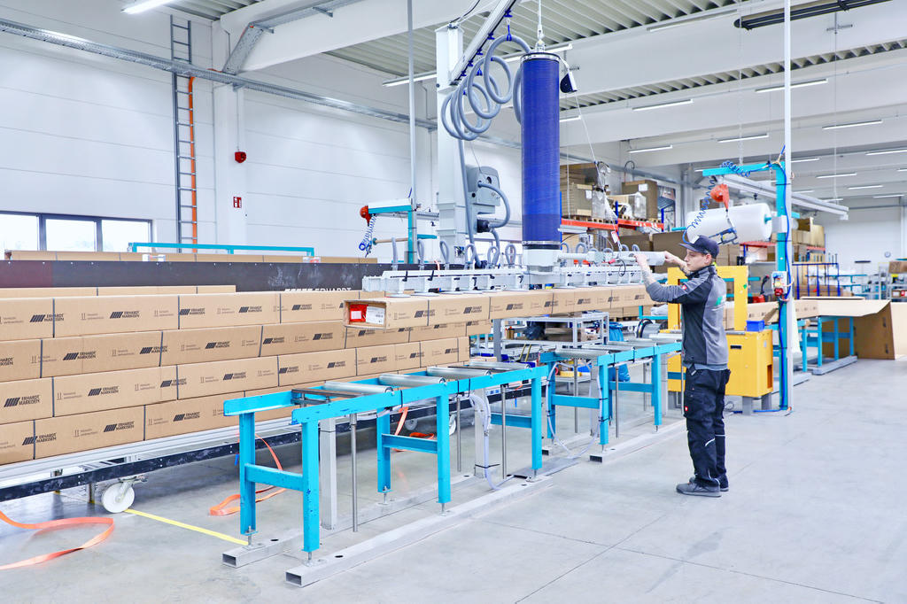 Erhardt Markisenbau GmbH produces quality awnings and more. A truck brings the products to the logistics service provider packed on special transport trolleys.