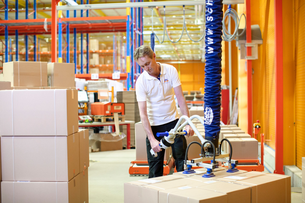Thanks to the long operator handle, every storage position on the pallet can be reached in an ergonomically correct position from the bottom to the top layer.