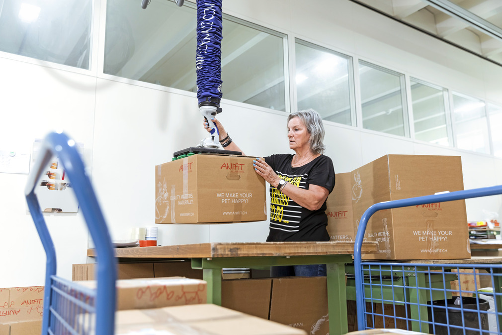 The Nahrin employees pick up to 560 packages per day for Anifit.