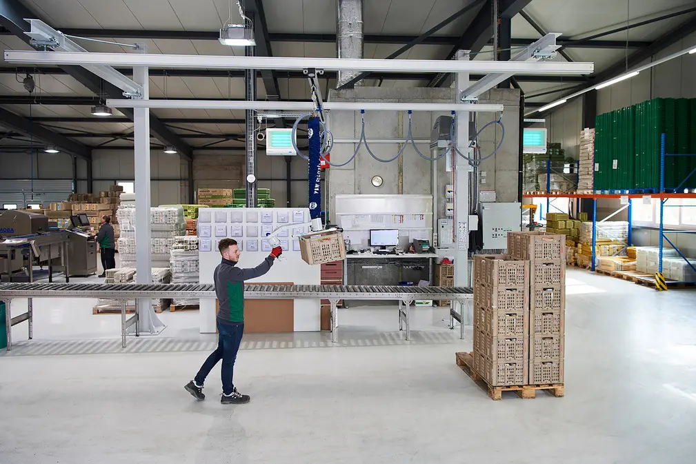 In Lüchinger + Schmid AG’s production hall, small load carriers can be transported flexibly and effortlessly using the JumboFlex 25.