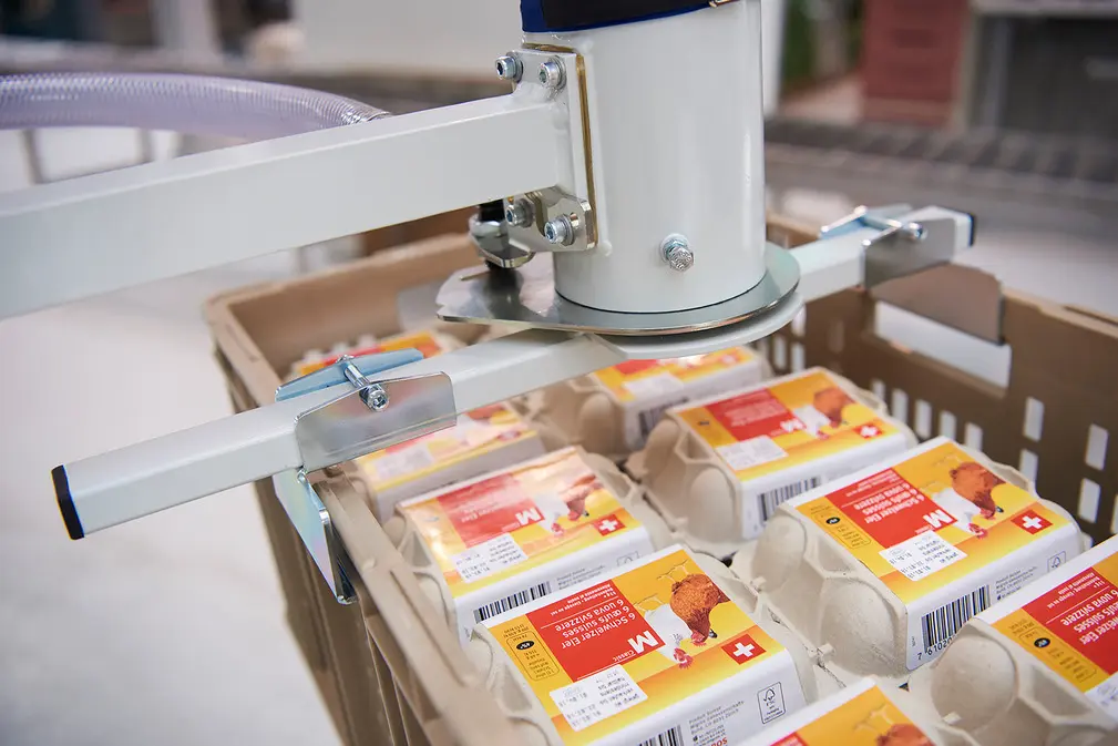 Small load carriers are lifted on only two points of the gripper, allowing the boxes to be transported damage-free.