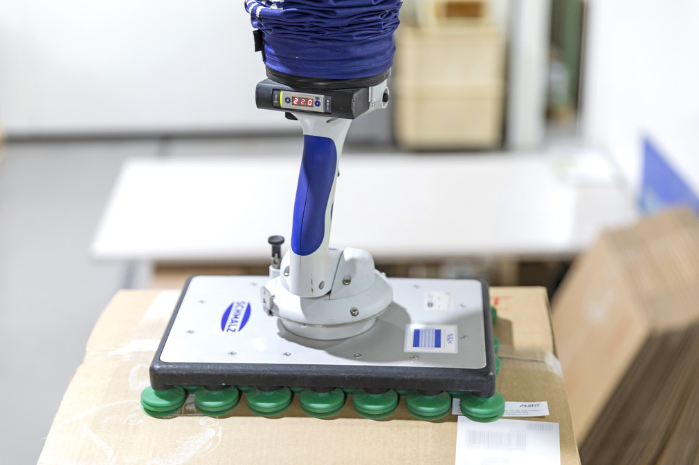 The multi-gripper ideally complements the tube lifter JumboFlex Weight-Control: It has a low weight and reliably grips even sagging cartons.
