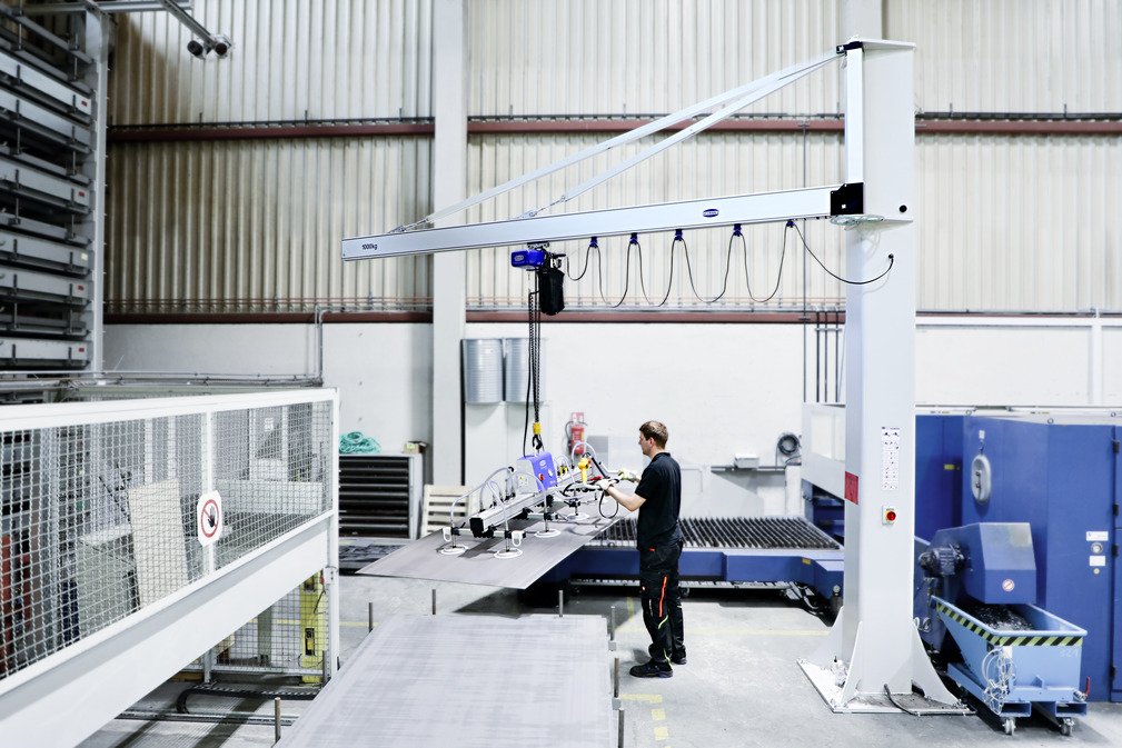 Vakuum-Handhabungssystem bestehend aus Vakuum-Hebegerät und Aluminium-Säulenschwenkkran von Schmalz für die ergonomische Beladung einer Laserschneidmaschine mit bis zu 500 Kilogramm schweren Blechen.