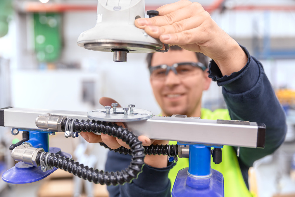 Het lasapparaat wordt verzonden in een kartonnen doos. Om deze ergonomisch op een pallet te tillen, gebruikt de werknemer gewoon de dubbele zuignap.