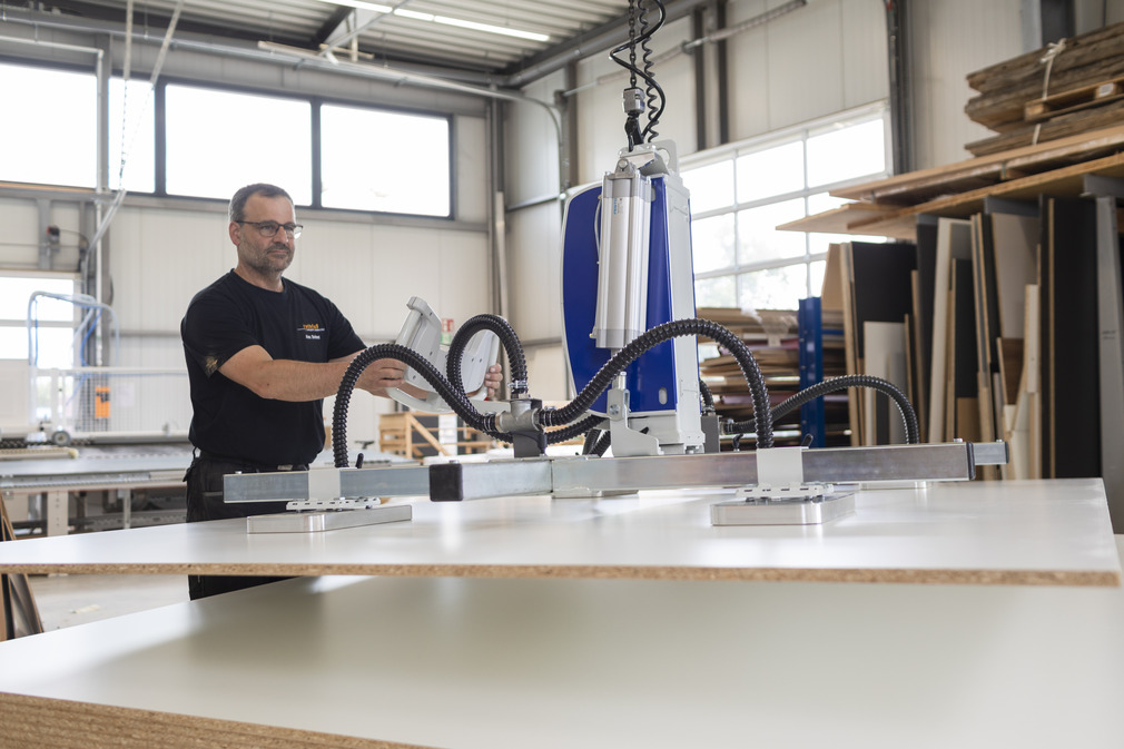 With the VacuMaster Wood, a single person transports panels from the warehouse to the workshop for further processing.