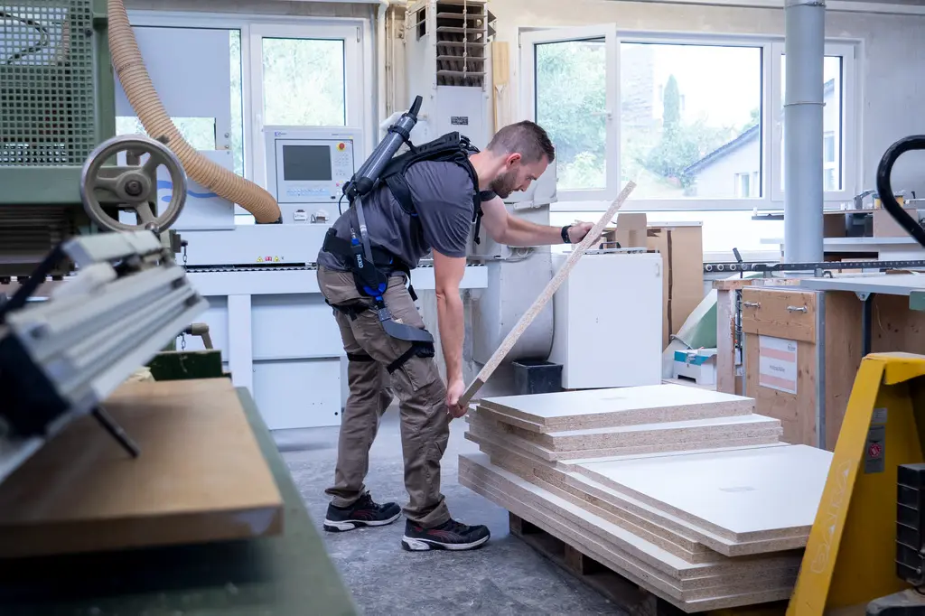The forward bend exoskeleton NEXO Pro reduces strain on the back and shoulders when handling heavy wooden parts and promotes healthy working habits in everyday work.