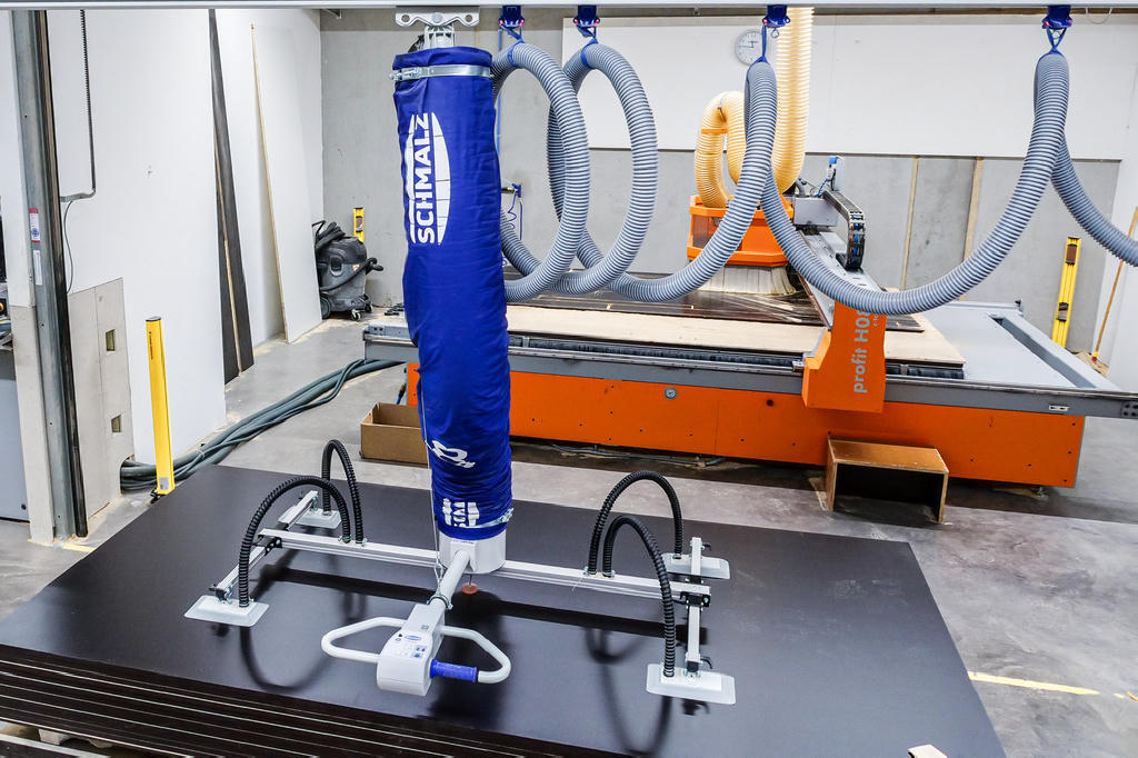Goodbye back pain – since last year, the vacuum tube lifter JumboErgo has been taking heavy lifting off employees’ hands.