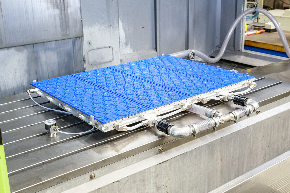 El diseño compuesto por matrix-plate, steel-plate de Innospann y FlexMat garantiza una sujeción suave y segura de las piezas delicadas.