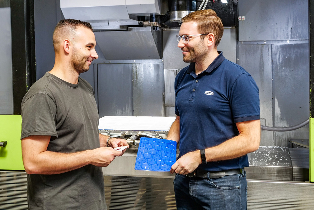 Alexander Klink (derecha), jefe de producto de Schmalz, convenció rápidamente al jefe del equipo de programación, Sebastian Burster, de las ventajas de FlexMat.