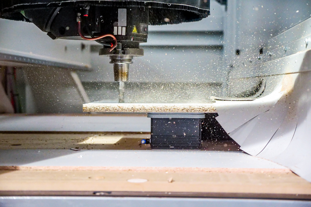 The new VCBL-N vacuum block fixes solid wood in demanding applications thanks to its one-piece design and the additional vacuum connection on nesting tables.
