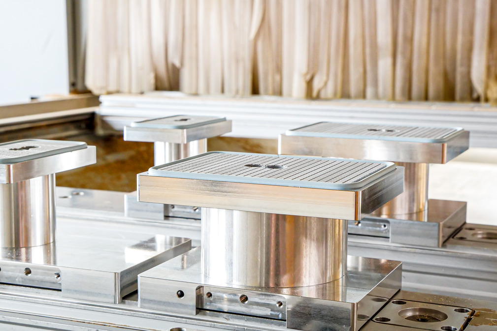 The combination makes the difference: aluminum makes the VCBL-HD stable and vibration-resistant, elastomer is gentle on all surfaces.