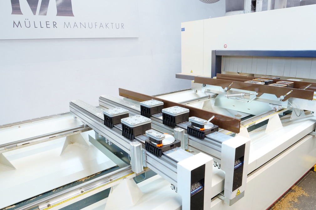 Die Blocksauger VCBL-S6 von Schmalz haben die Prozesse beim Möbelhersteller Müller Manufaktur deutlich verbessert.