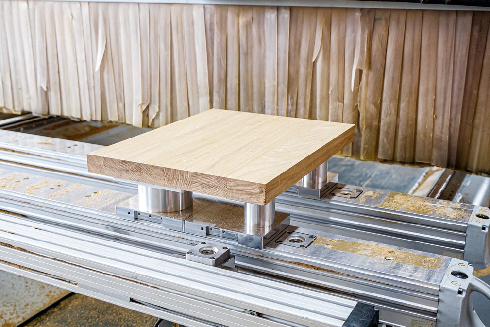 The VCBL-HD safely holds thin construction and standard furniture parts as well as heavy solid wood with rough surfaces and eliminates the need to change clamping devices.