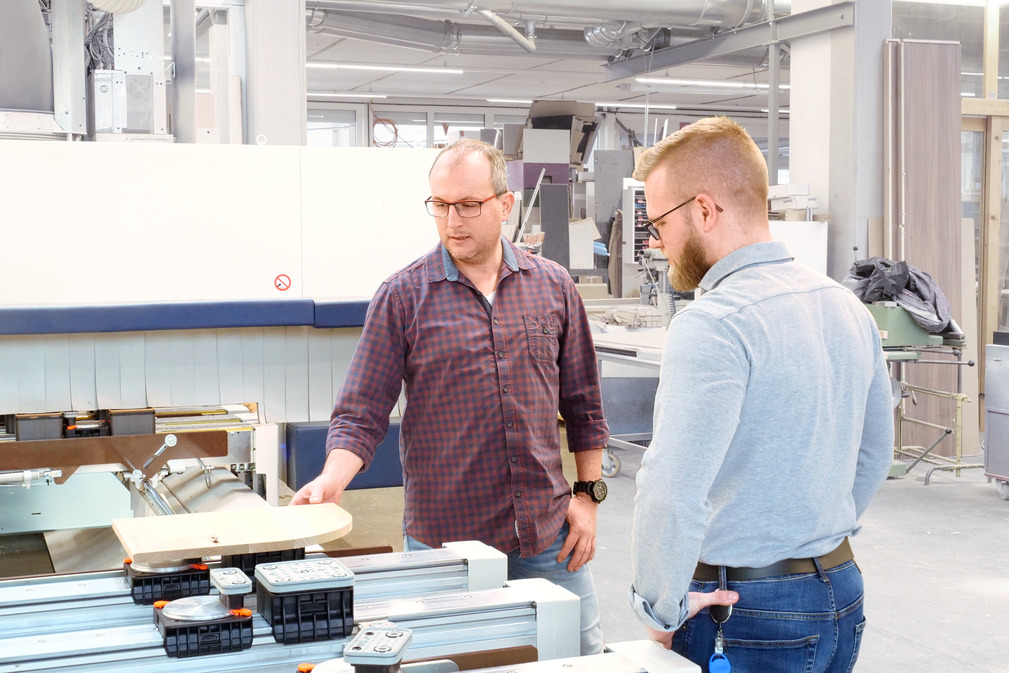 Markus Hermann (links), Geschäftsführer der Müller Manufaktur Möbelbau GmbH, mit Matthias Schmider, Produktmanager bei Schmalz.