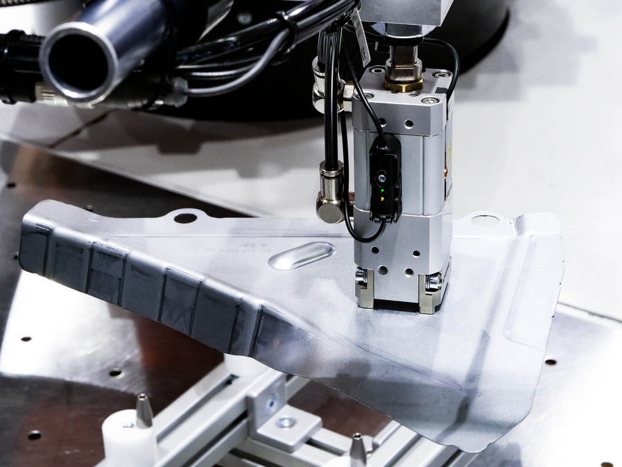 Magnetic grippers move metal parts safely and reliably - ideal for fast automation processes.