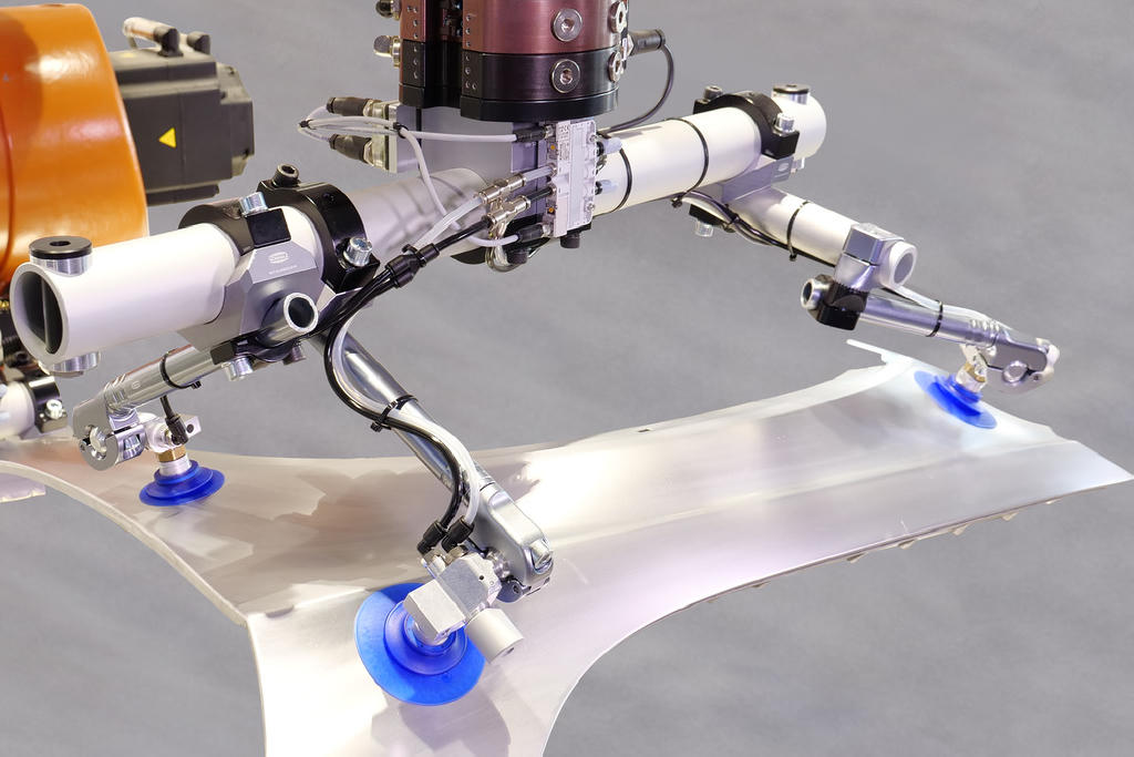 The lightweight SXT tooling system with the new SAXB bellows suction cup is Schmalz's expert for highly dynamic sheet handling.