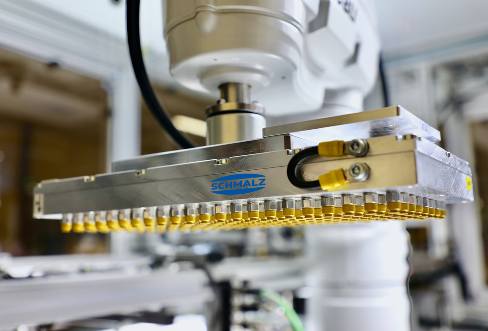 176 Flachsauger heben die Chips zeitgleich aus dem Jedec-Tray