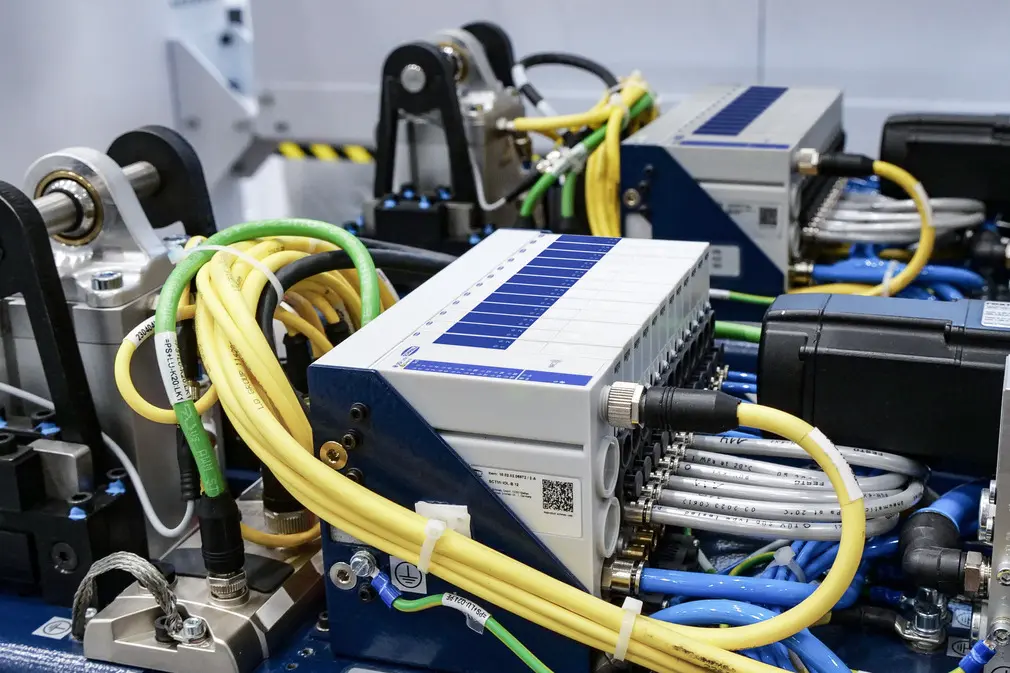 Unterschiedliche Teile gleichzeitig mit nur einem System zu handhaben, ermöglicht das Mini-Kompaktterminal SCTMi. Es bündelt mehrere Vakuum-Erzeuger in einer kompakten Einheit.