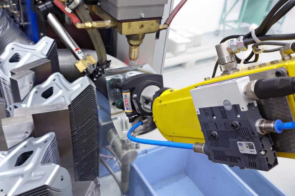 Despite limited gripping surfaces on the bent part, the robot works with the SLG gripper with very high process reliability.