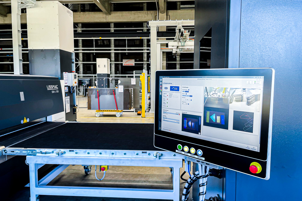 The system recognizes different workpieces without a teach-in process and controls the gripper precisely.