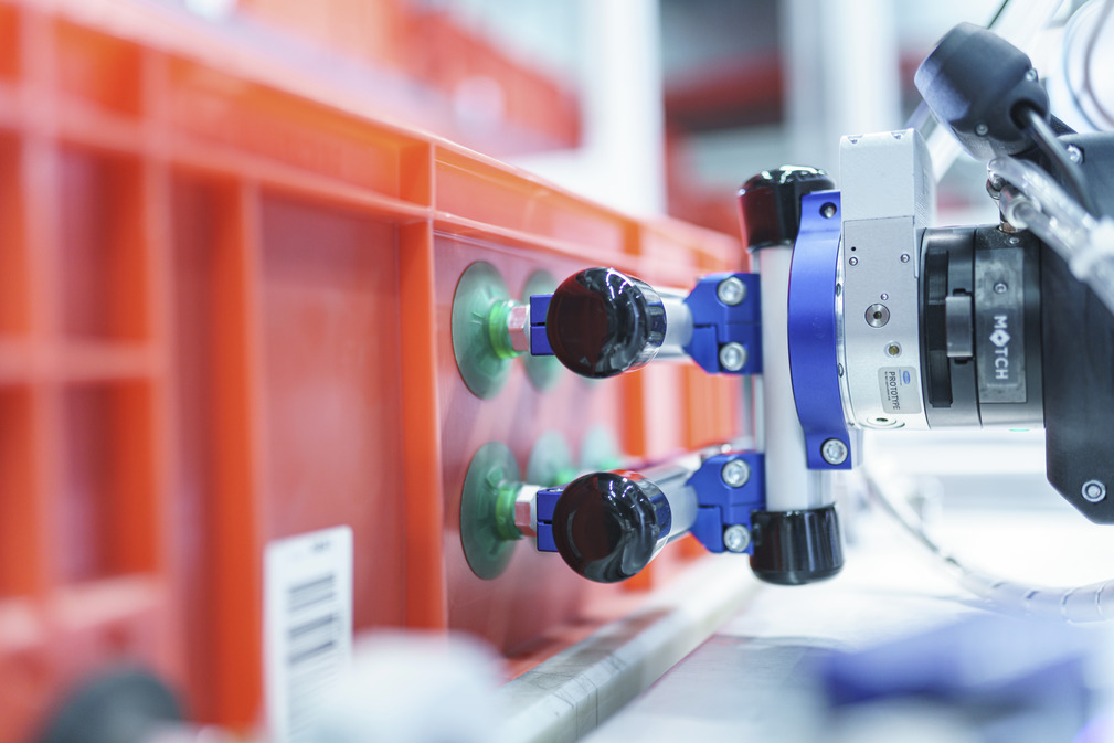 To handle the SLC before and after loading, the cobot uses a gripper from the PXT modular system.