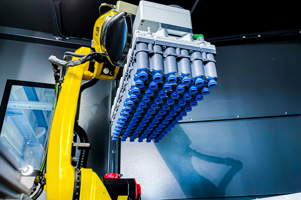 The matrix area gripper FMG automates the loading of deburring machines in sheet metal processing, for example.