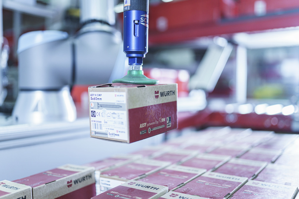 Schmalz supplied the SBPG bin-picking gripper with three suction cups. The cobot automatically selects the one that matches the carton size.
